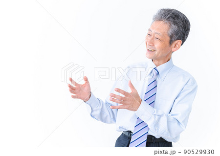 意見を主張する上司 90529930