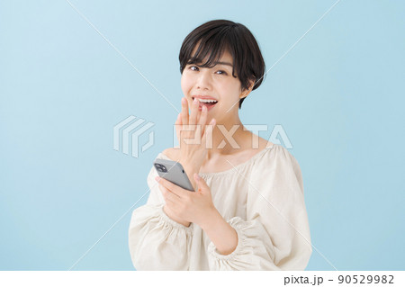 スマホを持つ女性　水色　青 90529982