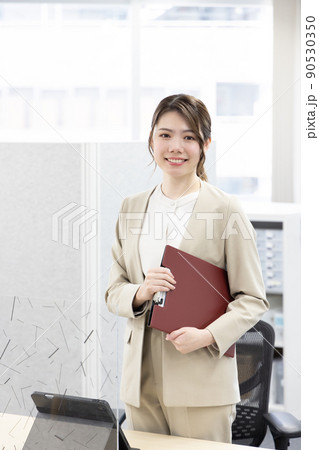 オフィスで働くビジネスウーマン 90530350