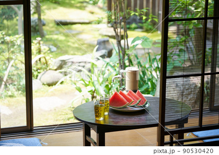 切り分けたスイカと冷たいお茶 切り分けたスイカと冷たいお茶 90530420