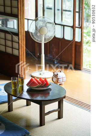 切り分けたスイカと冷たいお茶 90530632
