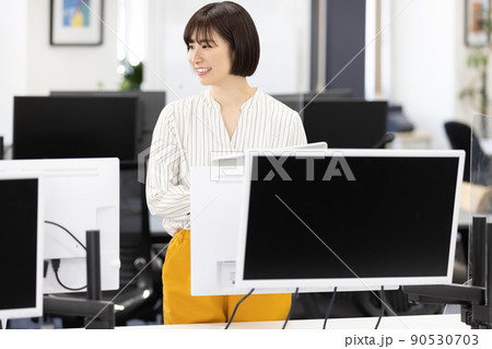 働く女性 働く女性 90530703
