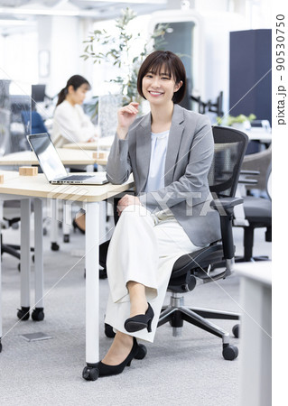 信頼される女性上司 信頼される女性上司 90530750