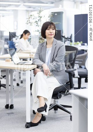 信頼される女性上司 90530751