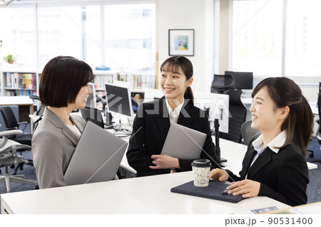 立ち会議をするビジネスウーマン 90531400