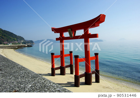 屋代島の小積の浜の厳島神社の鳥居 90531446