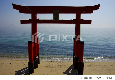 屋代島の小積の浜の厳島神社の鳥居 90531448