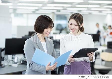 オフィスで働くビジネスウーマン 90531550