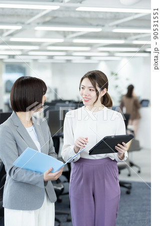 オフィスで働くビジネスウーマン オフィスで働くビジネスウーマン 90531551