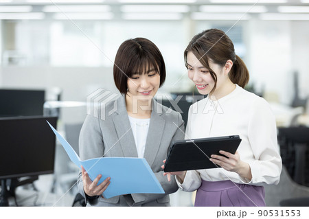 オフィスで働くビジネスウーマン 90531553