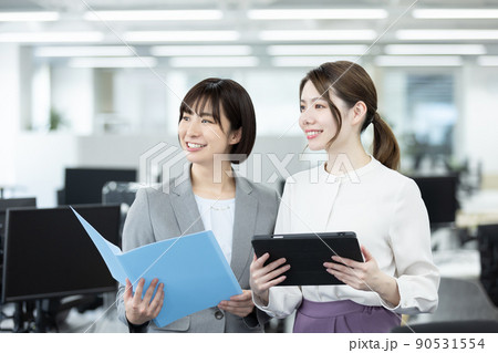 オフィスで働くビジネスウーマン オフィスで働くビジネスウーマン 90531554