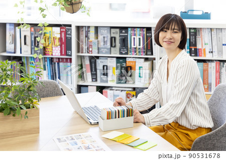 シェアスペースで仕事をするビジネスウーマン 90531678