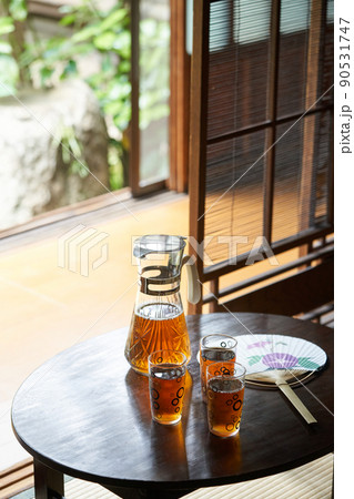 グラスに注がれた麦茶 グラスに注がれた麦茶 90531747
