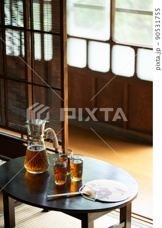グラスに注がれた麦茶 グラスに注がれた麦茶 90531755
