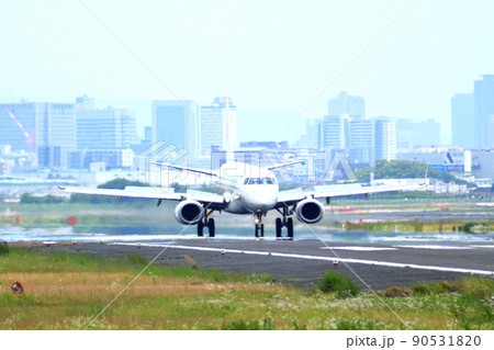 大阪国際空港　旅客機　離着陸　エアフロントオアシス 90531820
