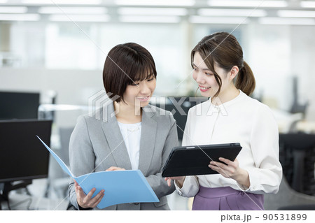 オフィスで働くビジネスウーマン 90531899