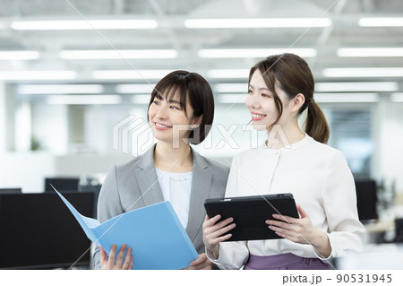 オフィスで働くビジネスウーマン 90531945