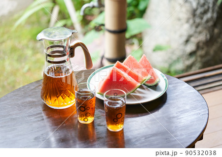 グラスに注がれた麦茶とスイカ グラスに注がれた麦茶とスイカ 90532038