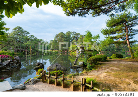 緑が美しい晴れの兼六園の霞ヶ池とことじ灯篭｜石川県金沢市 90533291