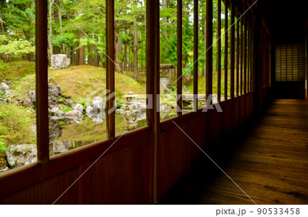 重厚感のある廊下からの眺望 90533458