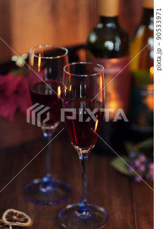 落ち着いた雰囲気にグラスに注がれた赤ワインで晩酌 90533971