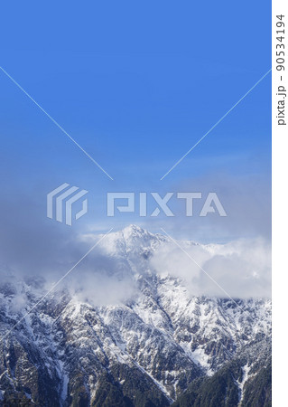 新穂高ロープウェイからの展望 　ロープウェイ　初冠雪　穂高連峰　雪山　雪景色 90534194