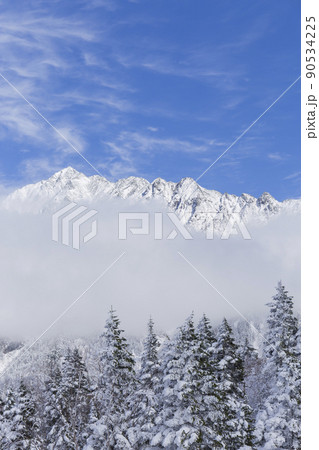 新穂高ロープウェイからの展望 　ロープウェイ　初冠雪　穂高連峰　雪山　雪景色 90534225