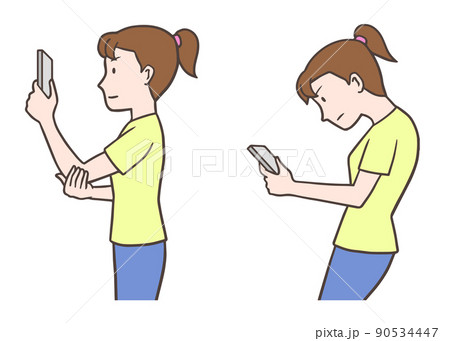 スマホを見る女性、良い姿勢と悪い姿勢(猫背) スマホを見る女性、良い姿勢と悪い姿勢(猫背) 90534447