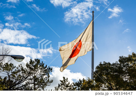 青空と日本国旗 青空と日本国旗 90534647