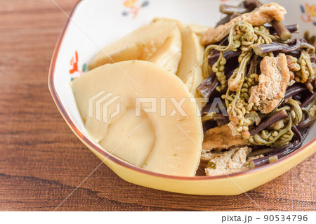 春の味覚 筍とワラビの煮物 春の味覚 筍とワラビの煮物 90534796