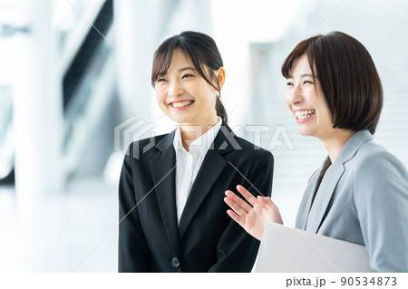 新入社員を紹介する先輩社員　女性ビジネスマン　先輩と後輩 90534873