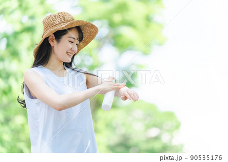 腕にクリームを塗る女性（日焼け止め・虫除け） 90535176