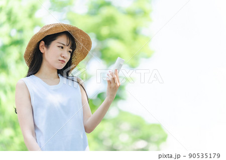 夏のスキンケアに悩んで化粧品の成分を見る女性(肌荒れ・アレルギー) 夏のスキンケアに悩んで化粧品の成分を見る女性(肌荒れ・アレルギー) 90535179
