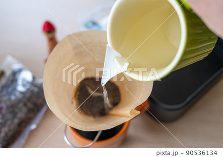 手作りスキッターでお湯を注ぐ 90536134