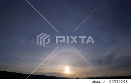 ハロが現れた初夏の朝空・超広角・空主体・220601am 90536248