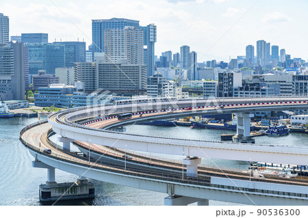 【東京都】レインボーブリッジのループ橋とゆりかもめ 90536300