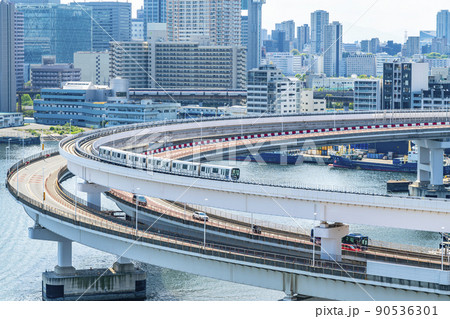 【東京都】レインボーブリッジのループ橋とゆりかもめ 90536301
