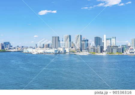 【東京都】東京スカイツリーと建ち並ぶビル群 【東京都】東京スカイツリーと建ち並ぶビル群 90536316