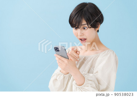スマホを持つ女性 水色 青 スマホを持つ女性 水色 青 90538023