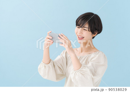 スマホを持つ女性　水色　青 90538029