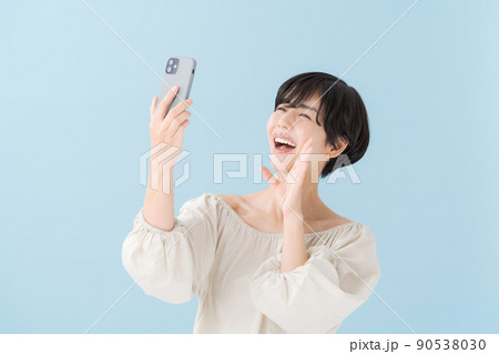 スマホを持つ女性　水色　青 90538030