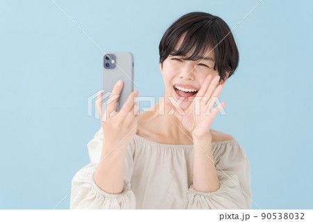 スマホを持つ女性 水色 青 スマホを持つ女性 水色 青 90538032