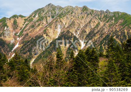 春の西穂高風景 90538269