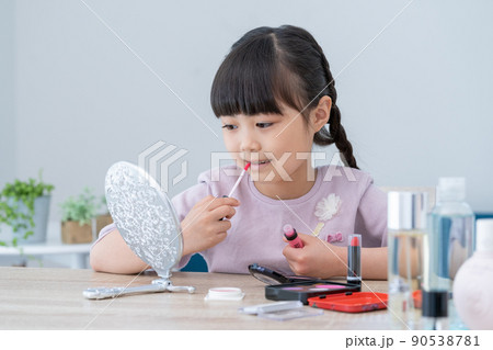 口紅を塗る小学生の女の子 口紅を塗る小学生の女の子 90538781