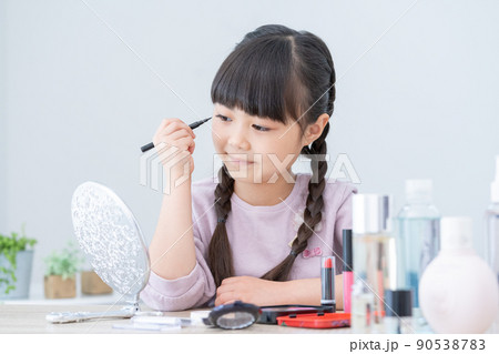 アイライナーを引く小学生の女の子 90538783