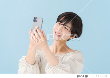 スマホを持つ女性 水色 青 スマホを持つ女性 水色 青 90539006