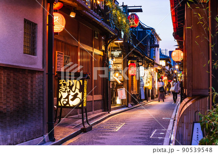 京都　先斗町　夕夜景 90539548