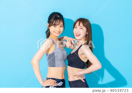 ヨガウェアの若い女性 90539725