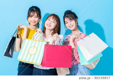買い物を楽しむ若い女性 90539857