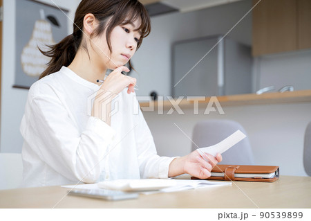 家計簿をつける女性 90539899